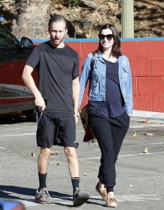 anne-hathaway-steps-out-after-pregnancy-news-revealed-03