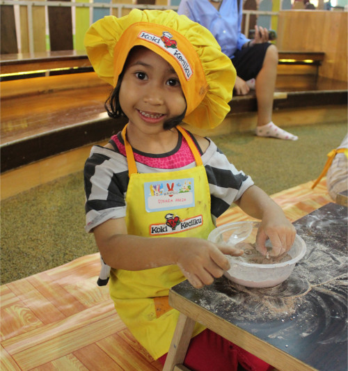Nayra (4.5), peserta Kids Cooking Class