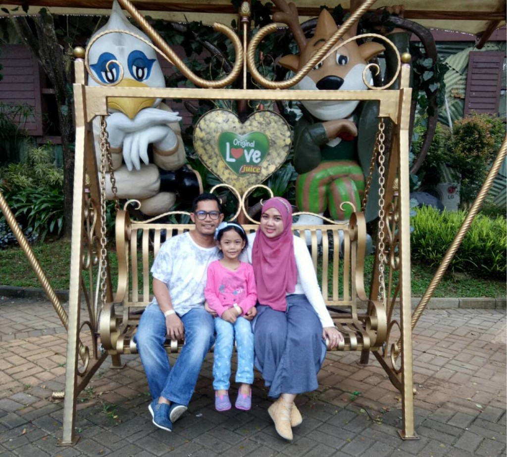 Siti Sahlani dan keluarga.