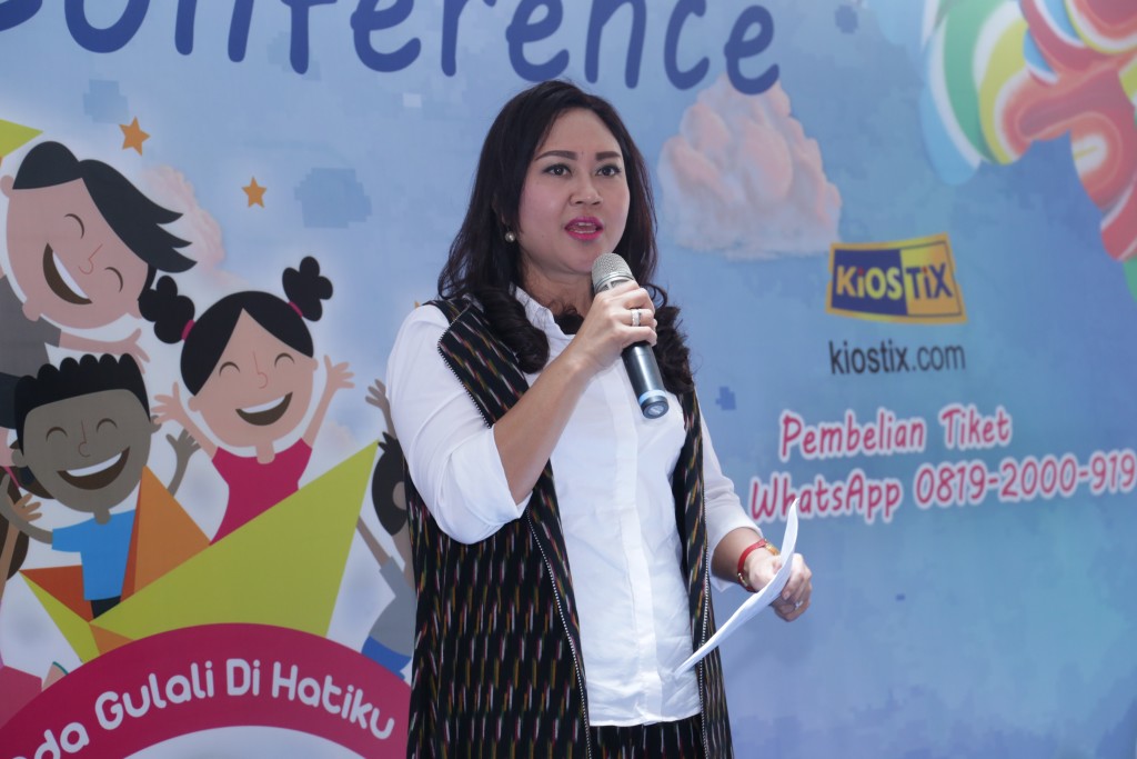 Ibu Happy Farida Djarot - Ketua Penggerak PKK DKI Jakarta saat konferensi pers Operet Aku Anak Rusun.