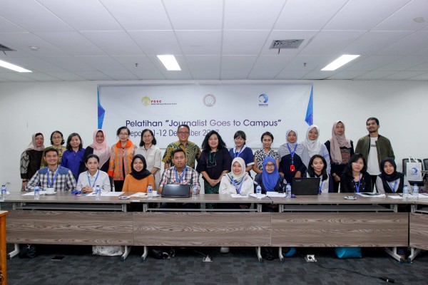 Narasumber & peserta Pelatihan "Journalist Goes to Campus" bersama narasumber Prof. Dr Endang L. Anhari Achadi, MPH, Dr.PH; DR.Dr. Yustina Anie Indriastuti, M.Sc, Sps,GK; Diah M. Utari, Ir, MKes, DR; Tirta Prawitasaru, DR, MSc, SpGK dan team Danone Indonesia
