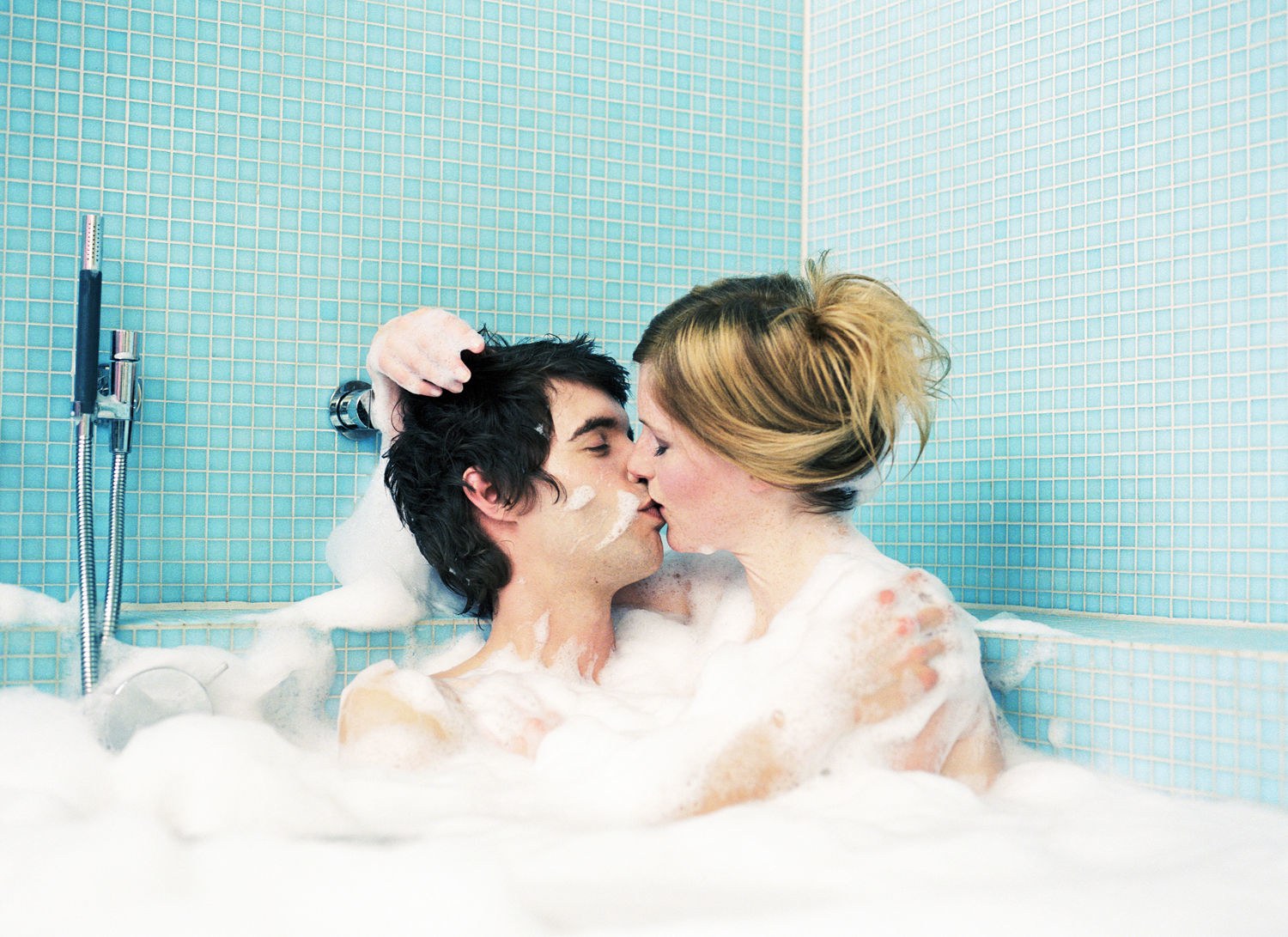 Фотосессия пары в ванной