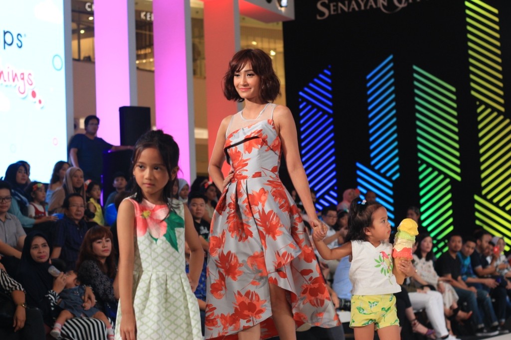 Artika Sari Devi bersama Ebi dan Zoe dalam Fashion Show Gingersnaps