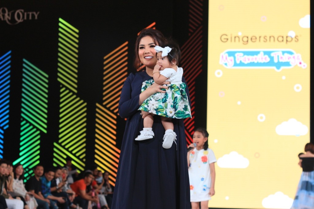 Nindy bersama Akifa dalam Fashion Show Gingersnaps