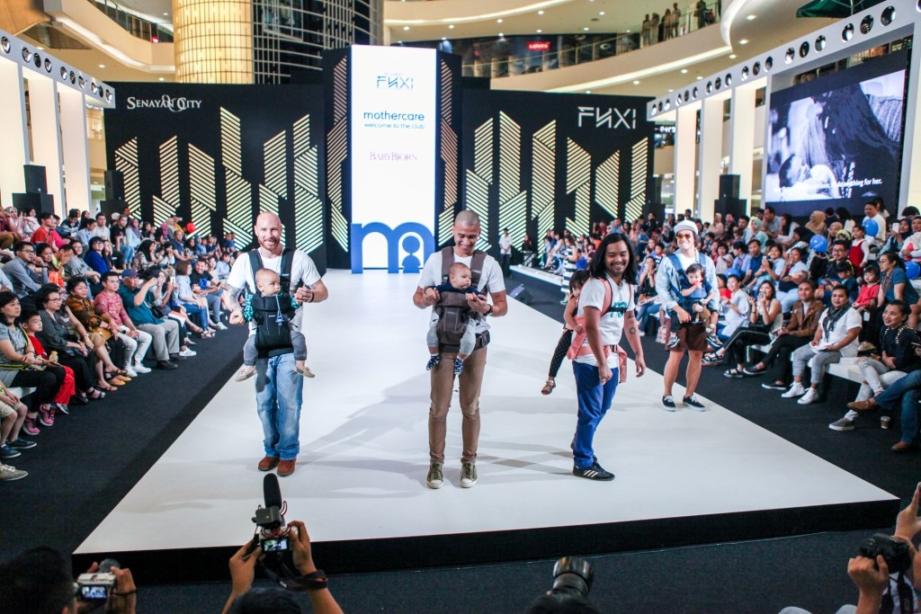 Penampilan celebrity dad and baby dalam Fashion Show Mothercare