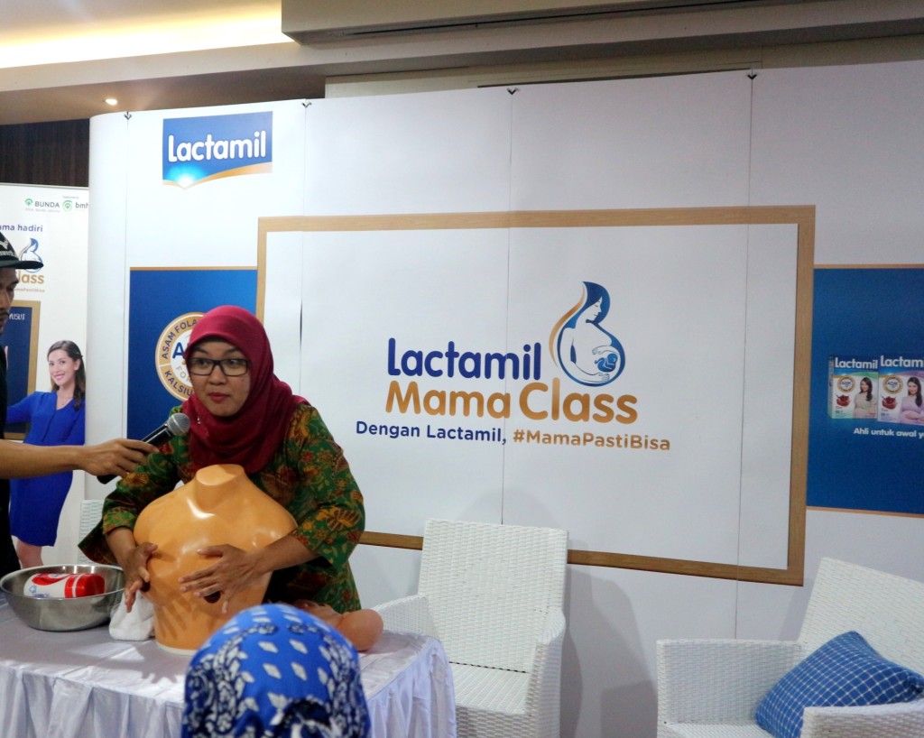 dr. Yolanda Safitri mengedukasi para  Mama mengenai pijat laktasi yang baik dan benar dalam acara Lactamil Mama Class untuk mendukung menyusui yang aman.