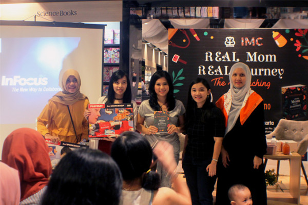 Elvina (tengah) & Mella (kanan) saat menghadiri acara peluncuran buku Real Mom Real Journey