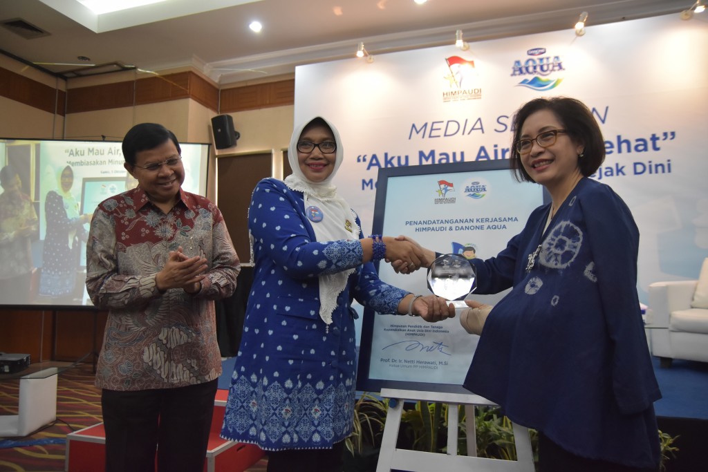 Penyerahan plakat dari Ibu Leila Djafaar - Vice President General Secretary, Danone Indonesia kepada Prof. Dr. Ir. Hj. Netti Herawati, M.Si - Ketua Umum HIMPAUDI disaksikan oleh Prof. Dr. Fasli Jalal, Ph.D - Penasehat HIMPAUDI.