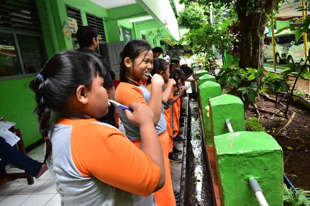 Siswa-siswi SDN Kampung Melayu 01 Pagi melakukan sikat gigi bersama dalam Orange Day