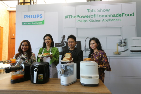 Senior Marketing Manager, Kitchen Appliance Philips Indonesia Maria Simanjuntak, Chef Arimbi Nimpuno, Head of Personal Health Philips Indonesia Yongky Sentosa, dan dokter spesialis gizi dr. Cindiawaty Pudjiadi, MARS, MS, Sp.GK.