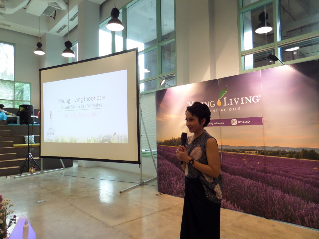 Roslina Situmeang, Sales and Marketing Manager Young Living Indonesia, menjelaskan tentang keistimewaan Young Living essential oil.  