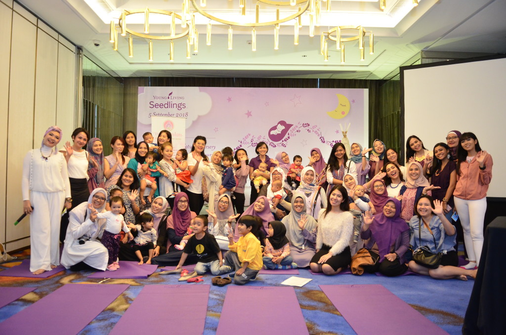 Seluruh peserta kelas Mom _ Baby Yoga di peluncuran Seedlings by Young Living